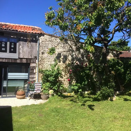 Pineau And Tournesol Holiday Cottages * Sonnac (Charente-Maritime)